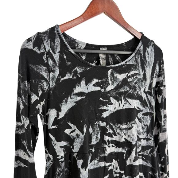 Annie Turbin Womens Sz MEDIUM 2 Super Stretchy Wearable Art Blouse Shirt Top - Picture 2 of 7